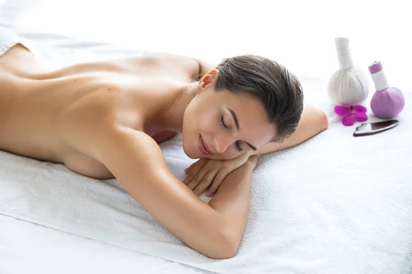 Красива жінка розслабляє під час сесії азіатського масажу — стокове фото
