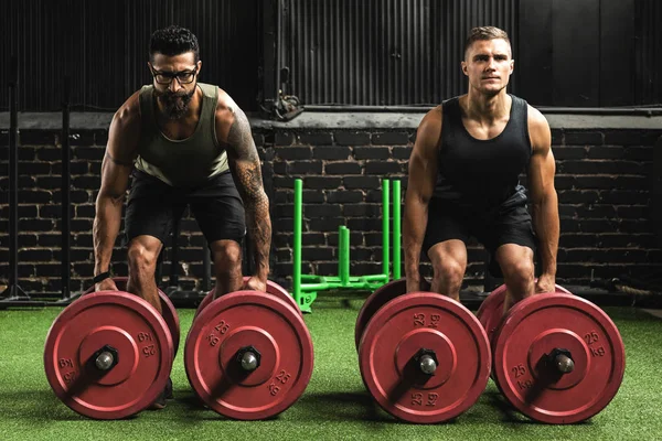 Homens musculosos durante competição no exercício de caminhada do agricultor — Fotografia de Stock