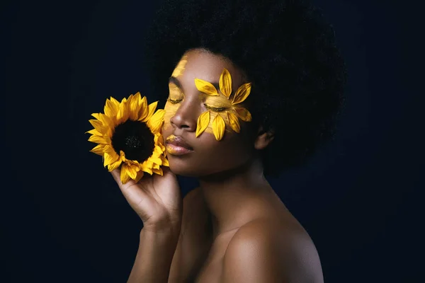 Wanita Afrika dengan bunga matahari dan riasan kreatif di wajahnya — Stok Foto