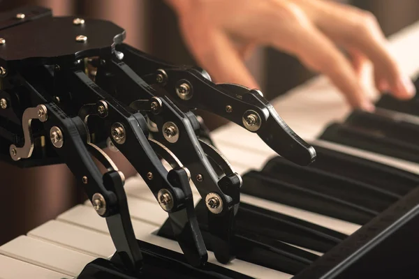 Humano com prótese de mão neural tocando piano — Fotografia de Stock