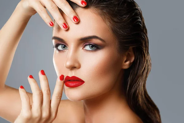 Portret van mooie jonge vrouw met een rode lippenstift en nagel p — Stockfoto