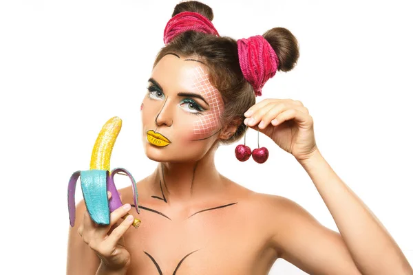 Modelo bonito com maquiagem criativa pop art segurando banana e — Fotografia de Stock