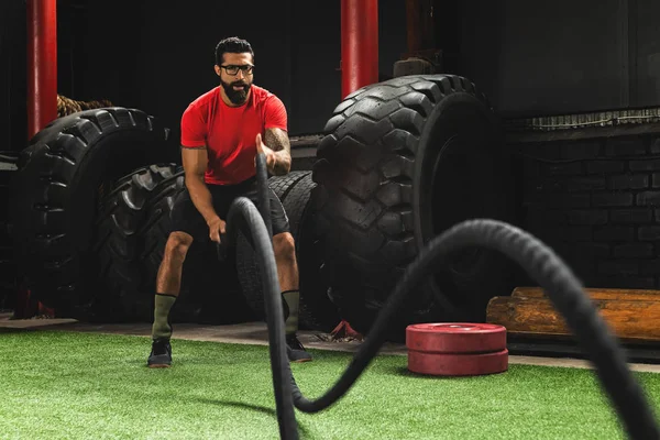 Adam onun çapraz eğitim wo sırasında savaş ipi egzersizleri yapıyor