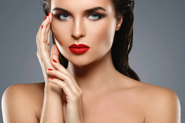 Portrait of beautiful young woman with a red lipstick and nail p — Stock Photo, Image