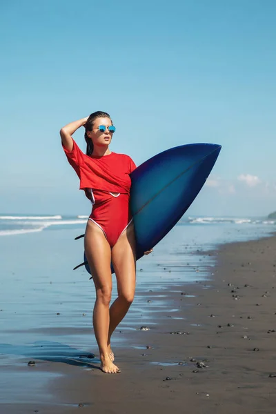 Sexy Surferin mit Shortboard am Strand — Stockfoto