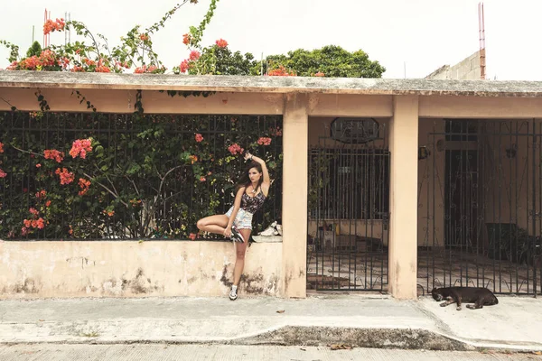 Çiçeklerle dolu bir çit ile evin yanında Seksi kadın — Stok fotoğraf