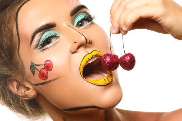 Yaratıcı pop art makyaj ile güzel model kiraz yiyor 