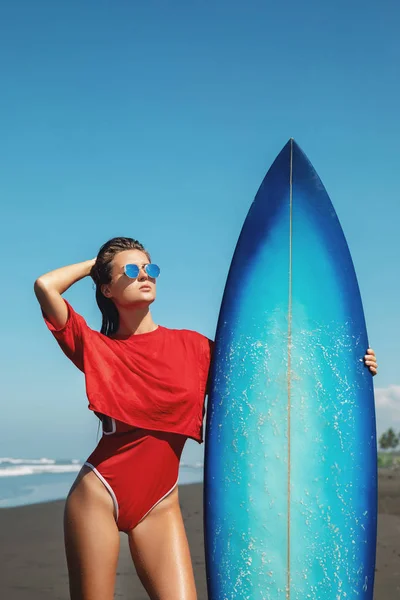 Mulher sexy surfista com shortboard na praia — Fotografia de Stock