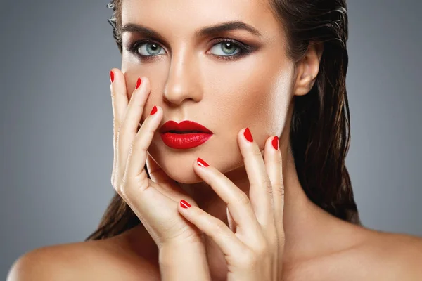 빨간 립스틱과 네일 p와 아름다운 젊은 여자의 초상화 — 스톡 사진