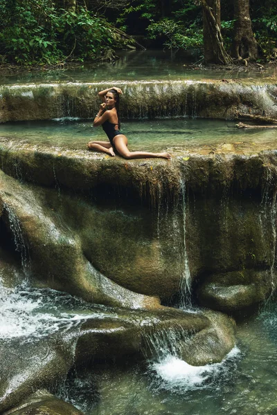 Seksowna Kobieta w dżungli z pięknym wodospadem — Zdjęcie stockowe