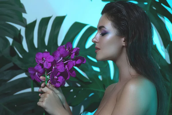 Mükemmel pürüzsüz bir cilde sahip genç ve güzel kadın tutuyor ya da