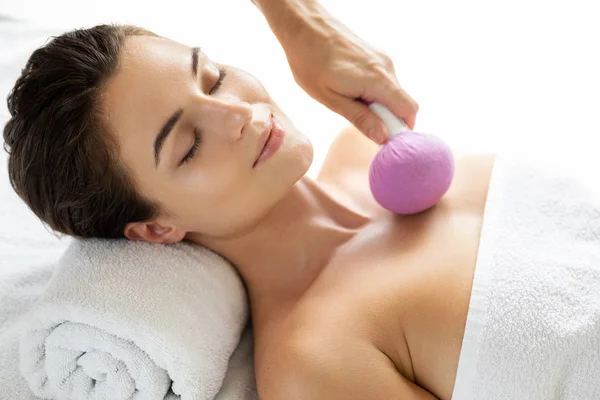 Kadın bitkisel kompres ile Asya masaj terapisi tadını çıkarıyor — Stok fotoğraf