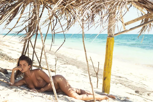 Szexi nő hazudik a vad strandon — Stock Fotó
