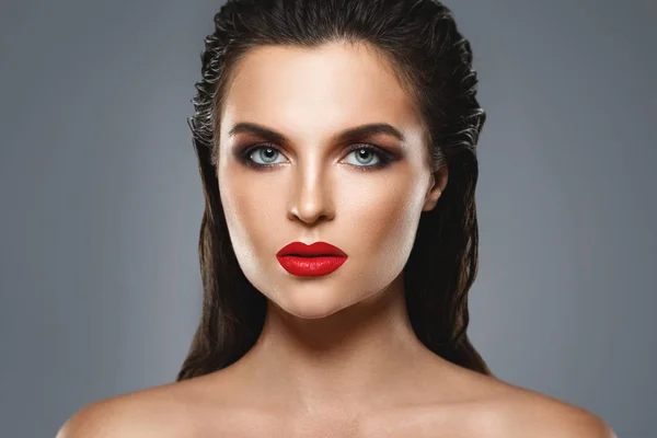 Porträt einer schönen jungen Frau mit rotem Lippenstift — Stockfoto