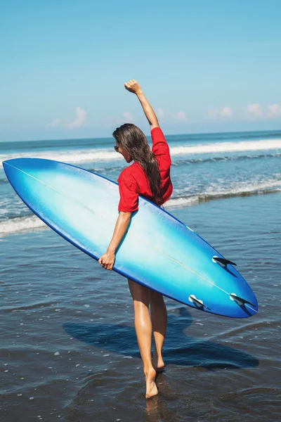 Sexy vrouw surfer met shortboard op het strand — Stockfoto