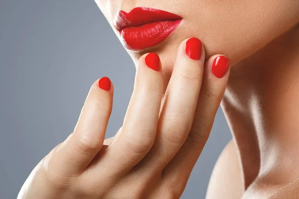 Beleza e cosméticos. Boca feminina e unhas com manicure vermelho a — Fotografia de Stock