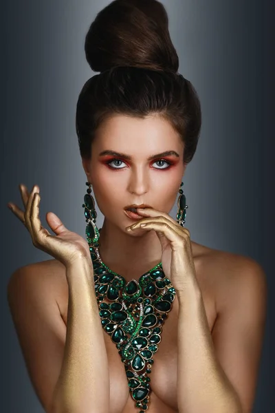 Sexy Frau trägt große schöne Halskette mit vielen Edelsteinen — Stockfoto