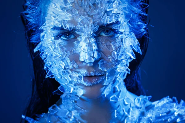 Cara femenina cubierta con muchos trozos pequeños de vidrio o hielo — Foto de Stock