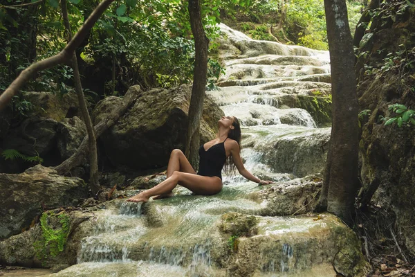 Sexy žena na krásném vodopádu v džungli — Stock fotografie