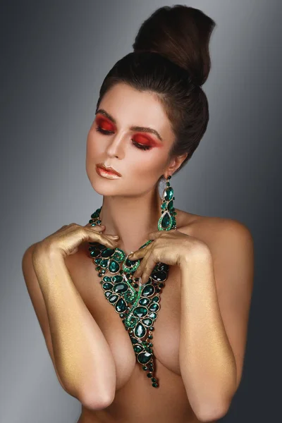 Mulher sexy vestindo grande colar bonito com um monte de pedras preciosas — Fotografia de Stock