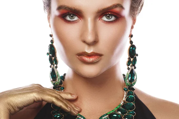 Сексуальная женщина в большом красивом ожерелье и серьгах с — стоковое фото