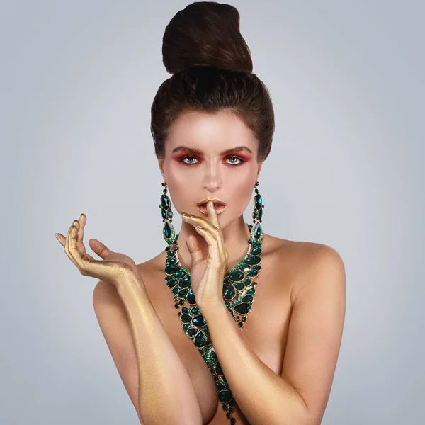 Сексуальная женщина носит большое красивое ожерелье с большим количеством драгоценных камней — стоковое фото
