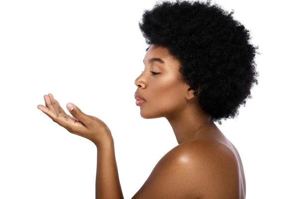 Retrato de jovem e bonito mulher africana — Fotografia de Stock