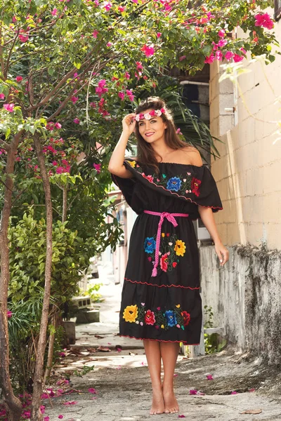 juego Anuncio atómico Imágenes de Vestido mexicano tradicional, fotos de Vestido mexicano  tradicional sin royalties | Depositphotos