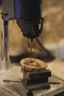 Marangozluk atölyesindeki matkap makinesi.