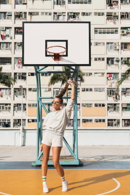 Genç bayan Hong Kong 'daki Choi Hung Estate basketbol sahasında poz veriyor.