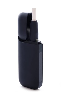 Beyaz arka planda tütün ısıtma sistemi. Geleneksel sigaraların alternatifi