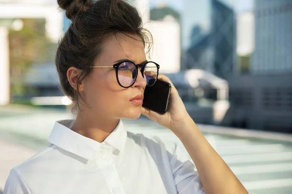 Genç Kadını Şehirde Modern Binaları Olan Akıllı Telefon Kullanıyor — Stok fotoğraf