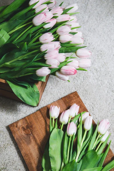 Gyönyörű Rózsaszín Tulipán Virágok Dobozban — Stock Fotó