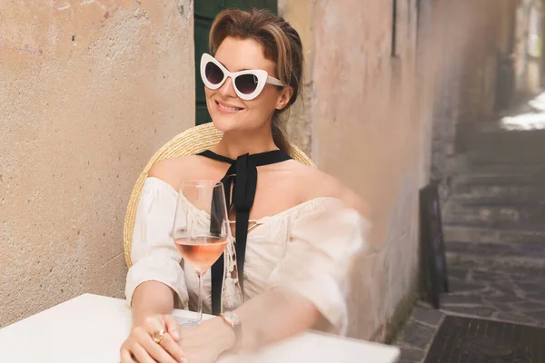 Junge Und Stilvolle Frau Trinkt Rosenwein Der Straßenbar — Stockfoto