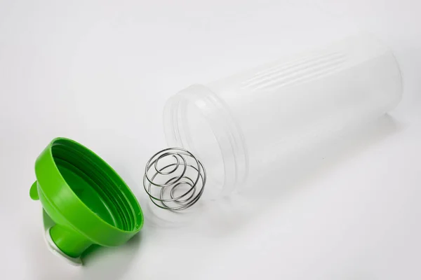 白色背景下搅拌球的绿色蛋白质振动器 — 图库照片