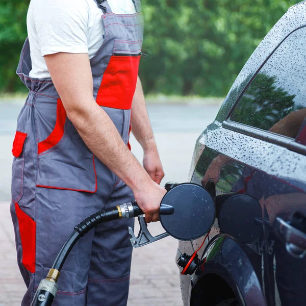 Pracownik Stacji Benzynowej Dyszą Paliwową Ręku Zbiornik Paliwa Samochodu Klienta — Zdjęcie stockowe