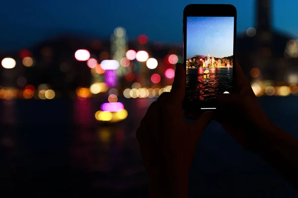Manos Femeninas Con Smartphone Fotografía Noche Ciudad Hong Kong — Foto de Stock