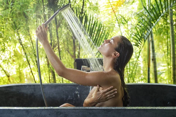 Žena Mytí Pod Sprchou Koupelně Pod Širým Nebem Balijském Stylu — Stock fotografie