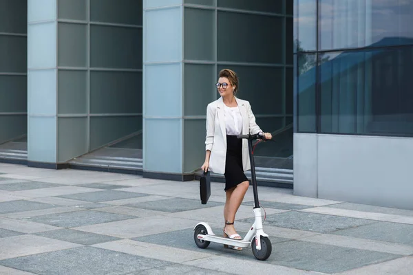 Jeune Belle Femme Affaires Monte Scooter Électrique Dans Ville — Photo