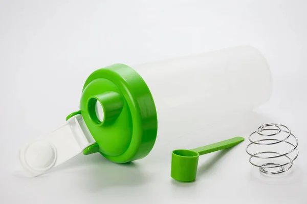 Grüner Protein Shaker Und Schaufel Mit Weißem Hintergrund — Stockfoto