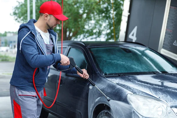 Trabajador Lavado Coches Profesional Está Lavando Coche Del Cliente —  Fotos de Stock