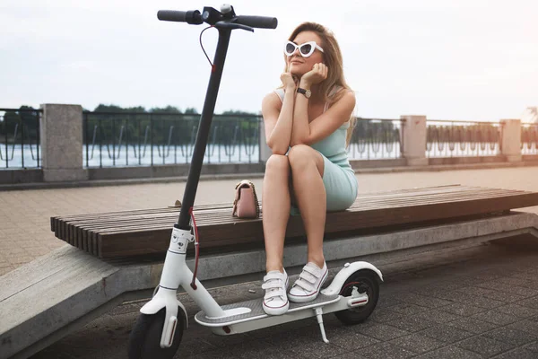 Jonge Stijlvolle Vrouw Met Elektrische Scooter Aan Rivier — Stockfoto
