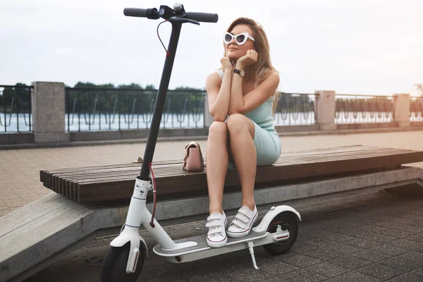 Mulher Jovem Elegante Com Scooter Elétrico Beira Rio — Fotografia de Stock