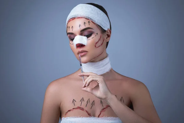 Imagen Conceptual Las Víctimas Cirugía Plástica Mujer Envuelta Con Vendajes — Foto de Stock