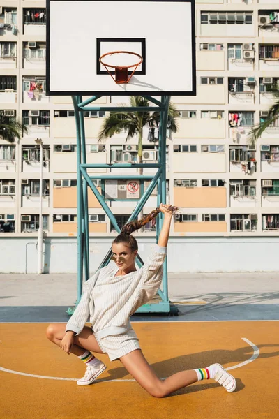 Young Stylish Woman Posing Choi Hung Estate Basketball Court Hong — Stock Photo, Image