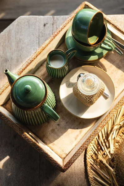 Koffie Het Dienblad Het Zomerterras Tijdens Zonnige Dag — Stockfoto