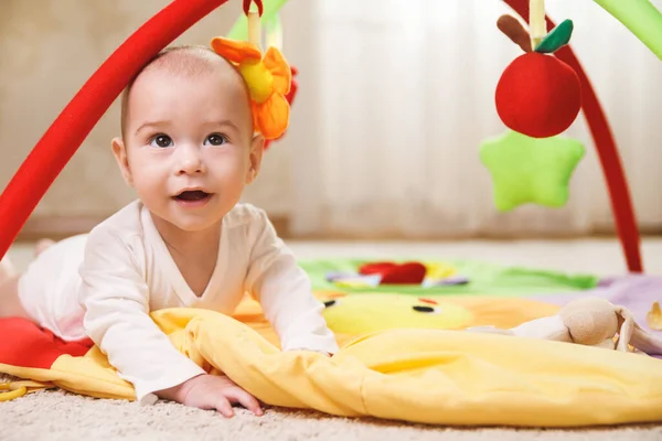 Mignon Petit Bébé Joue Sur Tapis Activité — Photo