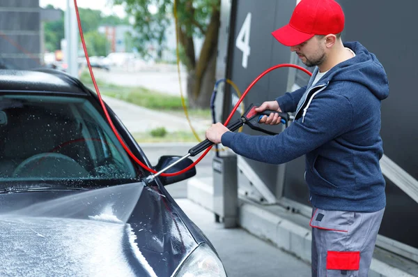 Trabajador Lavado Coches Profesional Está Lavando Coche Del Cliente —  Fotos de Stock