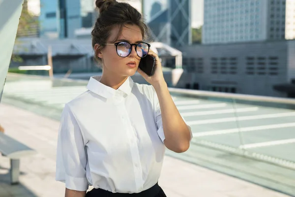 Genç Kadını Şehirde Modern Binaları Olan Akıllı Telefon Kullanıyor — Stok fotoğraf