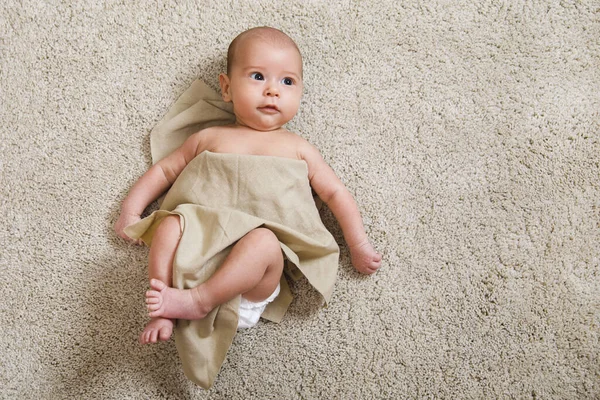 Niedliches Kleines Baby Mit Einem Stück Leinenstoff Bedeckt Liegt Auf — Stockfoto